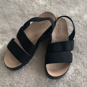Modare ultra-comfortable black strap sandals & patent layer on footbed✨
Size 9